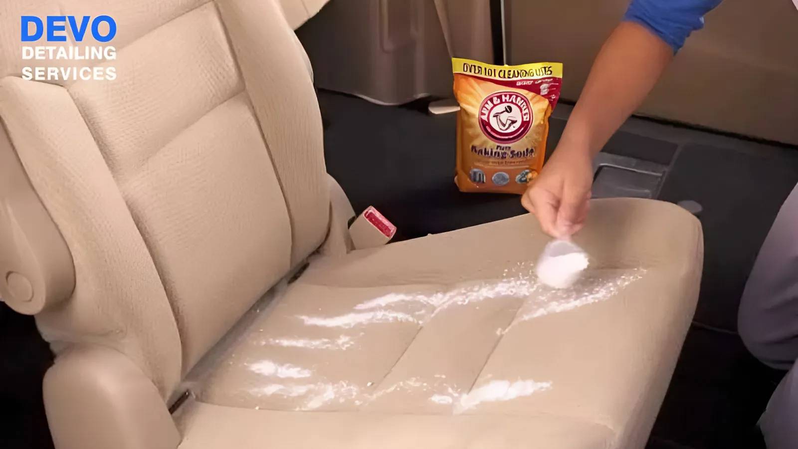 nhân viên đang sử dụng hoá chất để giặt ghế 